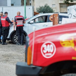 כבאי, כבאית, כבאות, כיבוי אש, שריפה, להבות, עשן, ציוד מגן, קסדה, מדים, צינור מים, מים, חום, סכנה, חירום, פעולה, הצלה, משאבת מים, זירה, פיח, צוות כיבוי, רכב כיבוי, חילוץ, חילוץ מגובה, חילוץ מרכב, חילוץ ממים, ציוד חילוץ, נשיאת פצועים, סנפלינג, מערכות נשימה, חדירה מבוקרת, חילוץ מיוחד, כבאות והצלה, מפגע, אשכול אש, חומרים מסוכנים, פריצה, סולם אש, זרנוק, הידרנט, מערכת גילוי אש, מערכת כיבוי אוטומטית, מניעת דליקות, בטיחות אש, חקירת שריפות, שיקום נזקי שריפה, מתנדב, תרגיל כיבוי, כוננות, אירוע רב נפגעים, אחראי בטיחות, הדרכה, רישוי עסקים, תקנות כיבוי אש, חדר בקרה, קצף כיבוי, שמיכת כיבוי, מטף כיבוי, עזרה ראשונה, פינוי, נקודת כינוס, קריסת מבנים, אש, כבאית, סולם, צוות, אורות, צופר, קורבן, פצוע, ריח, סירנה, קריסה, בטיחות