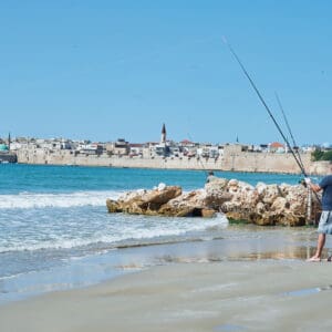 דייג, חוף, ים, דיג, חכה, חופשי, טבע, חוץ, פנאי, תחביב, אדם, סלעים, מים, גלים, אופק, שקיעה, רוגע, שקט, חופשה, קיץ, פעילות,