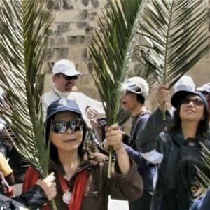 השבוע הקדוש ויום ראשון של הדקלים – ענפי דקל מנופפים באוויר, עיניים מלאות ציפייה מביטות קדימה (צילום: רחלי אורבך)