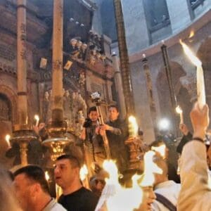 שבת האש הקדושה בכנסיית הקבר – האש המועברת מיד ליד (צילום: רחלי אורבך)