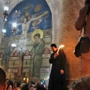 שבת האש הקדושה בכנסיית הקבר – מאמינים מעבירים את האש מיד ליד (צילום: רחלי אורבך)