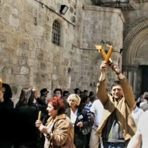 שבת האש הקדושה בכנסיית הקבר – האש מועברת לכל קצוות תבל (צילום: רחלי אורבך)