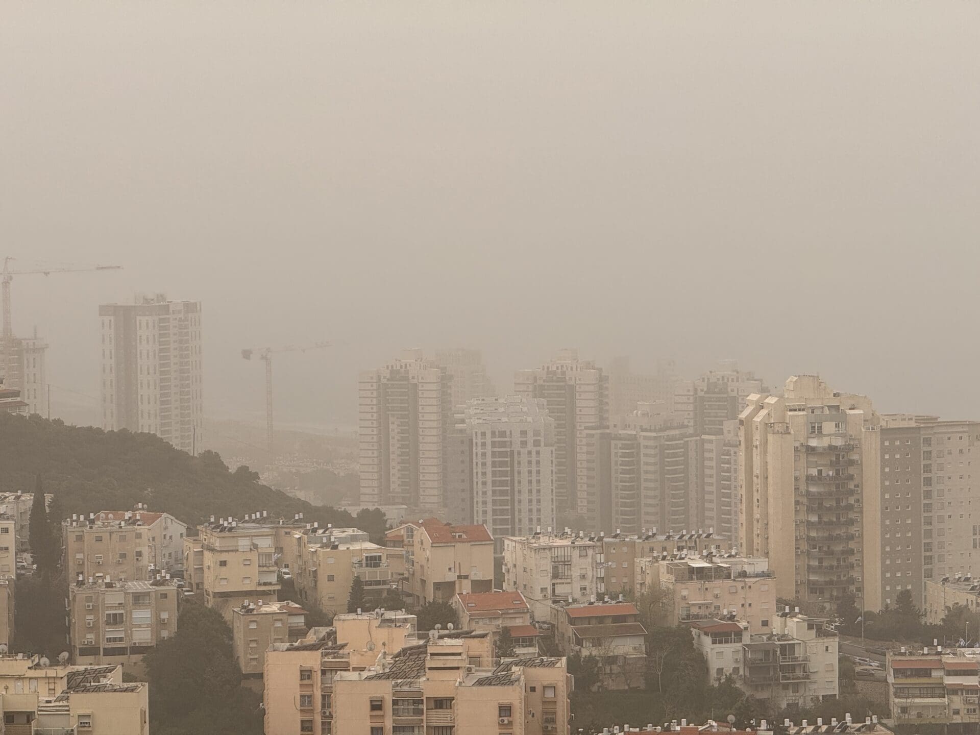זיהום אויר גבוה בכל חלקי הארץ - יום ו׳, 3/4/26 - רמת הנשיא - חיפה (צילום: ירון כרמי)