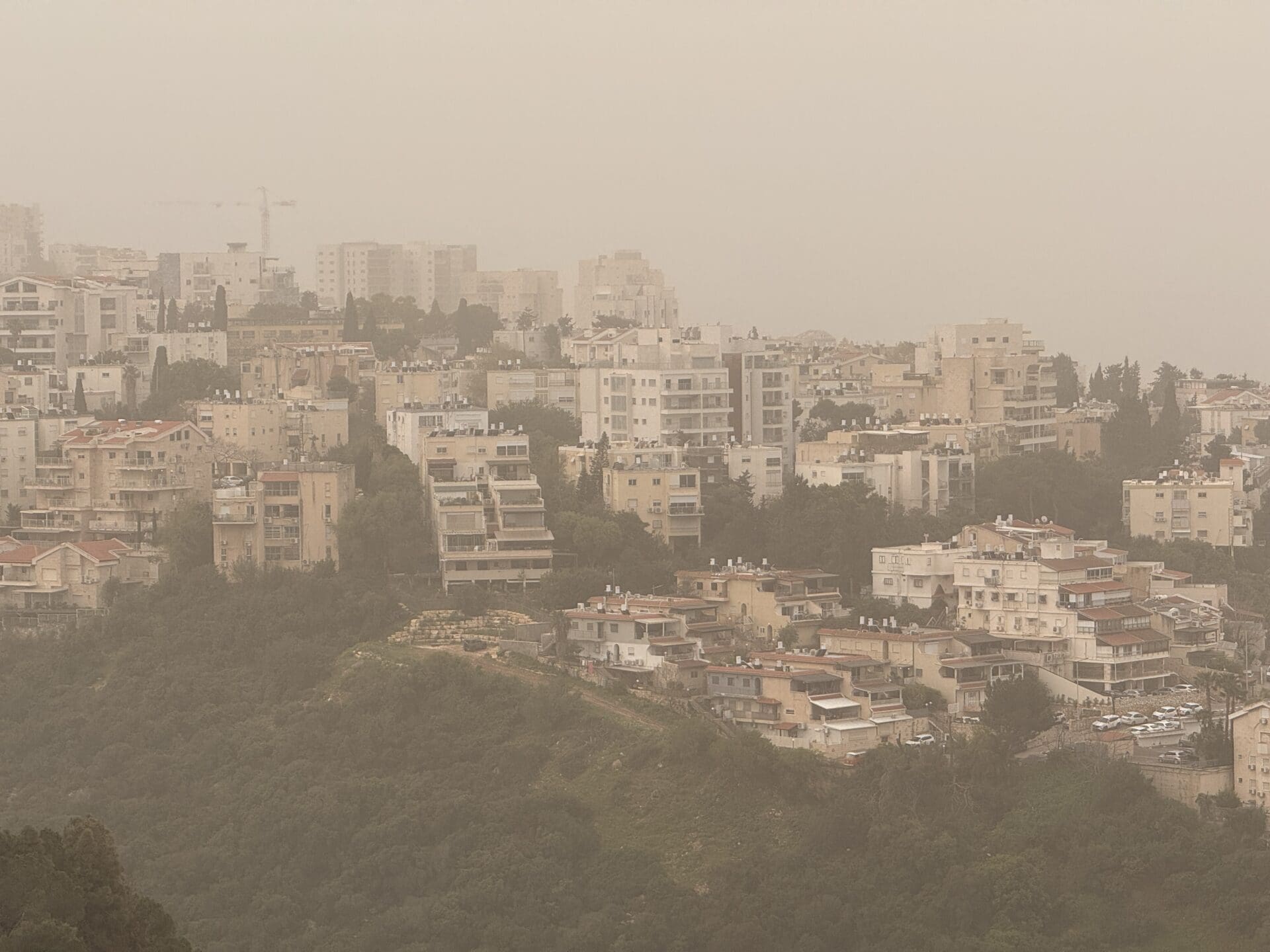 זיהום אויר גבוה בכל חלקי הארץ - יום ו׳, 3/4/26 - חיפה (צילום: ירון כרמי)