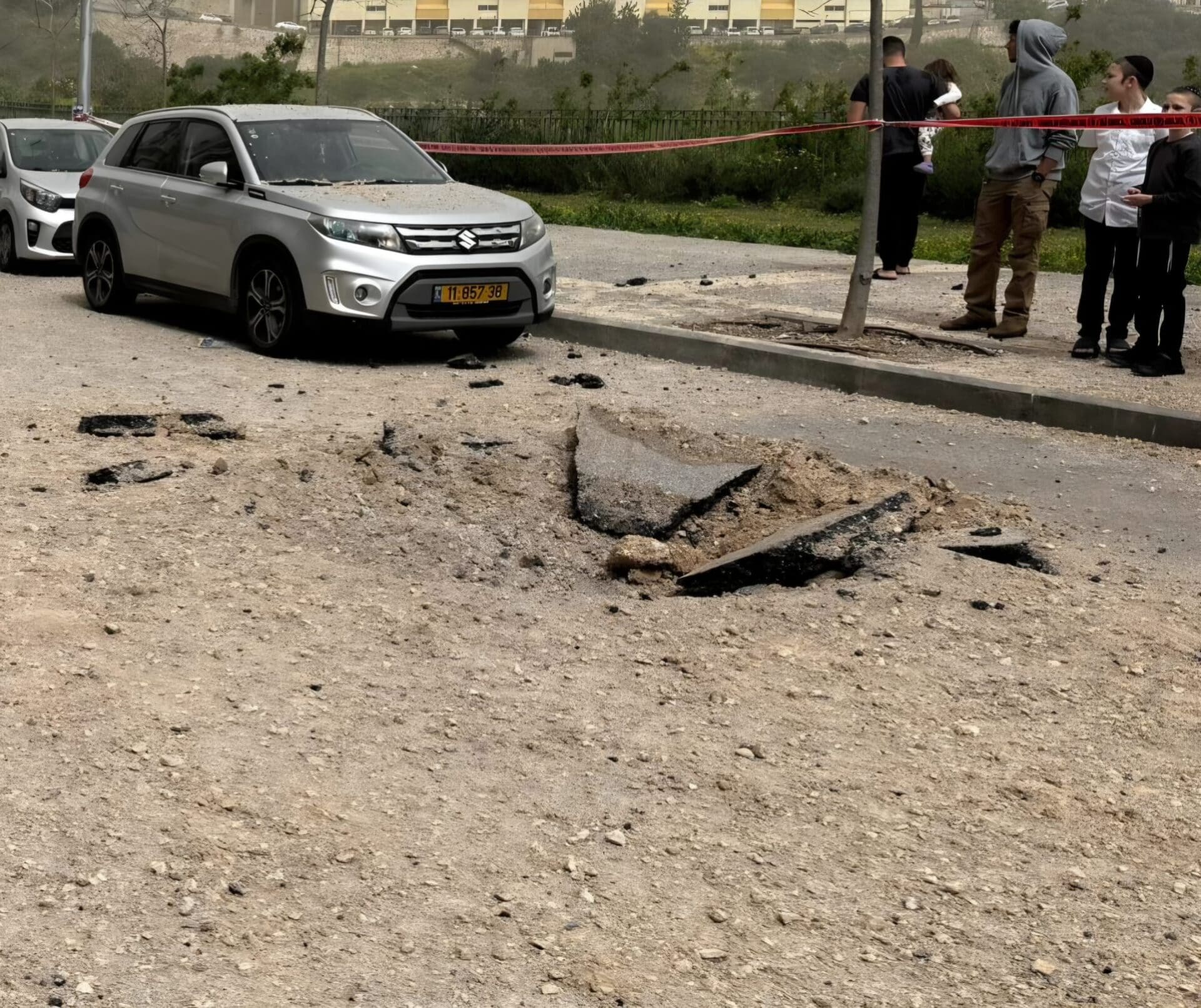 פגיעת פצצת מצרר בכביש בחיפה - טיל מאיראן - 3/4/26 (צילום: עירית חיפה)