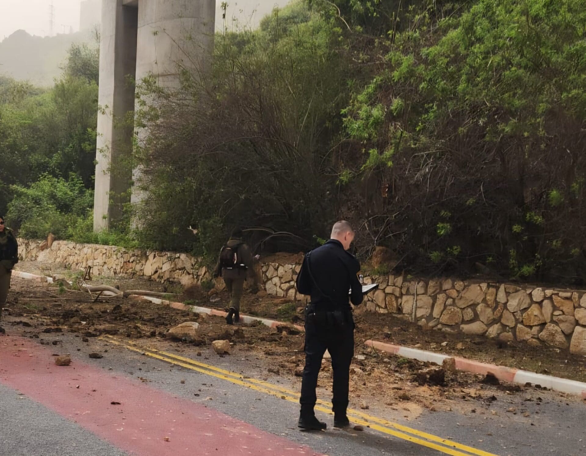 פגיעת פצצת מצרר בכביש בחיפה - טיל מאיראן - 3/4/26 (צילום: עירית חיפה)
