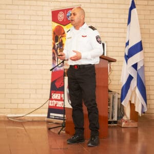 כבאות, הצלה, מפקד, טפסר, קצין, כבאי, הנהגה, בטיחות, חירום, שירות, אש, חילוץ, אחריות, מקצועיות, סמכות, ארגון, ציבורי, מדים