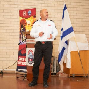 כבאות, הצלה, מפקד, טפסר, קצין, כבאי, הנהגה, בטיחות, חירום, שירות, אש, חילוץ, אחריות, מקצועיות, סמכות, ארגון, ציבורי, מדים