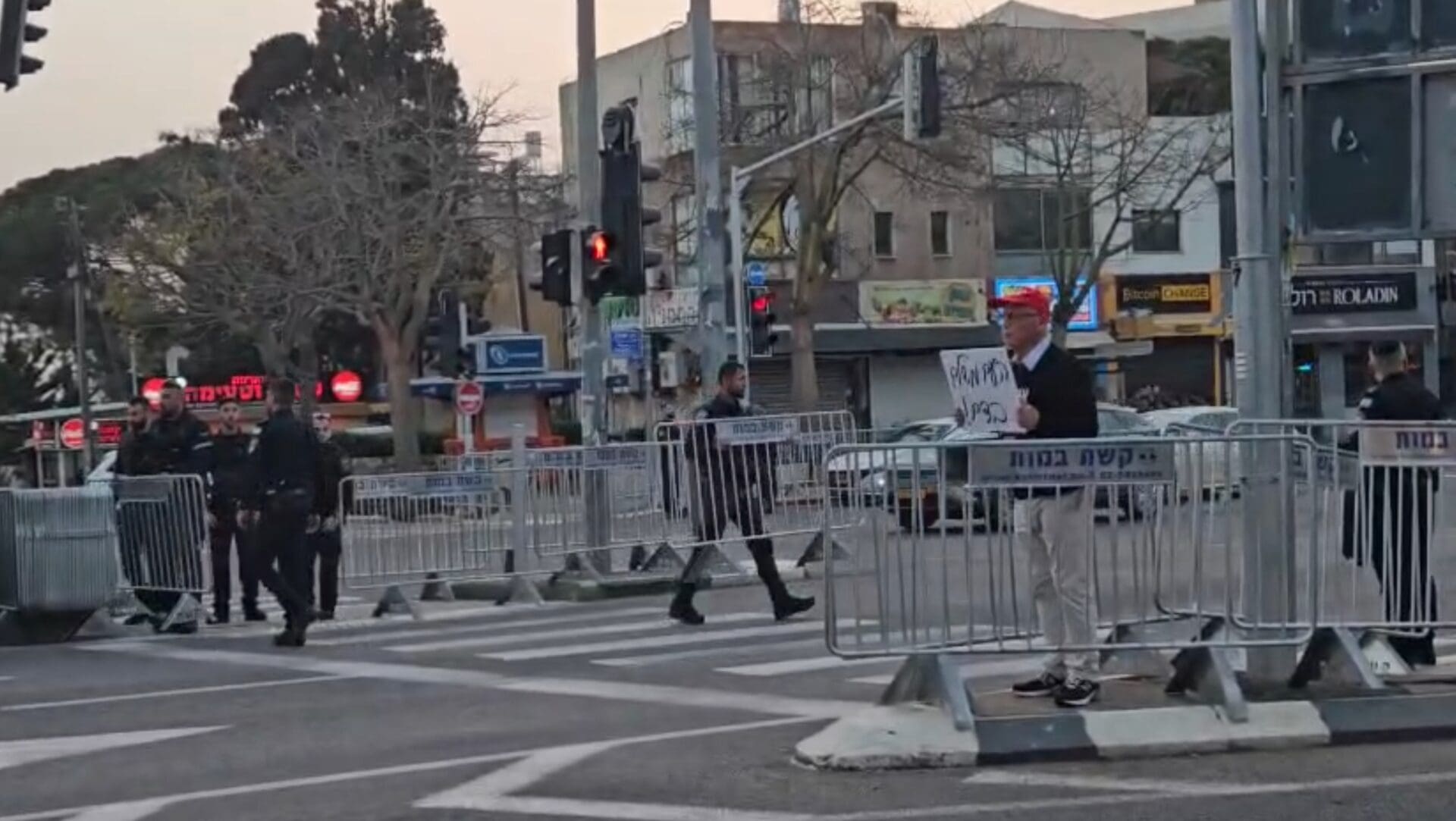 ההפגנה בחורב: המשטרה מפזרת מחסומים על איי התנועה - 4/4/26 (צילום: מחאת העם)