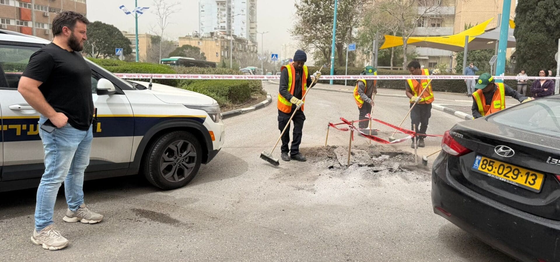 פגיעה של טיל איראני בכיכר חניתה (צילומים: ראובן כהן, דוברות עיריית חיפה)