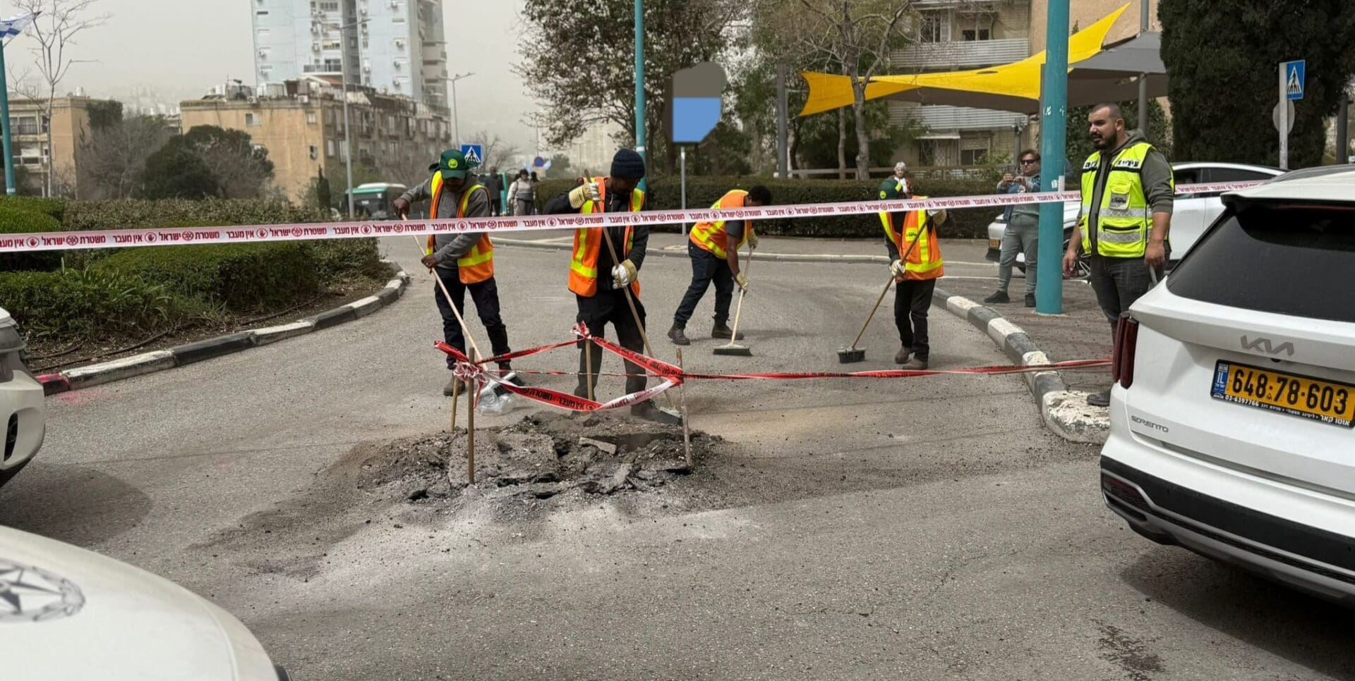 פגיעה של טיל איראני בכיכר חניתה (צילומים: ראובן כהן, דוברות עיריית חיפה)