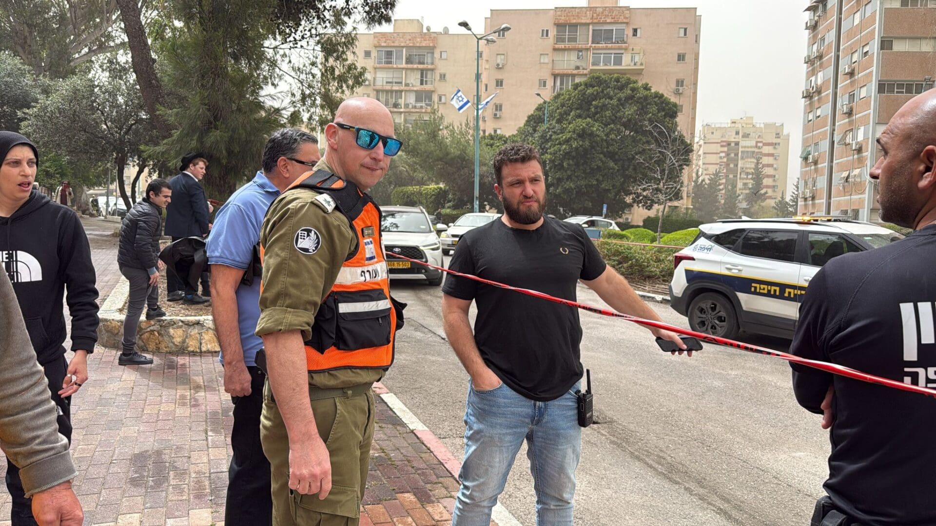 פגיעה של טיל איראני בכיכר חניתה (צילומים: ראובן כהן, דוברות עיריית חיפה)