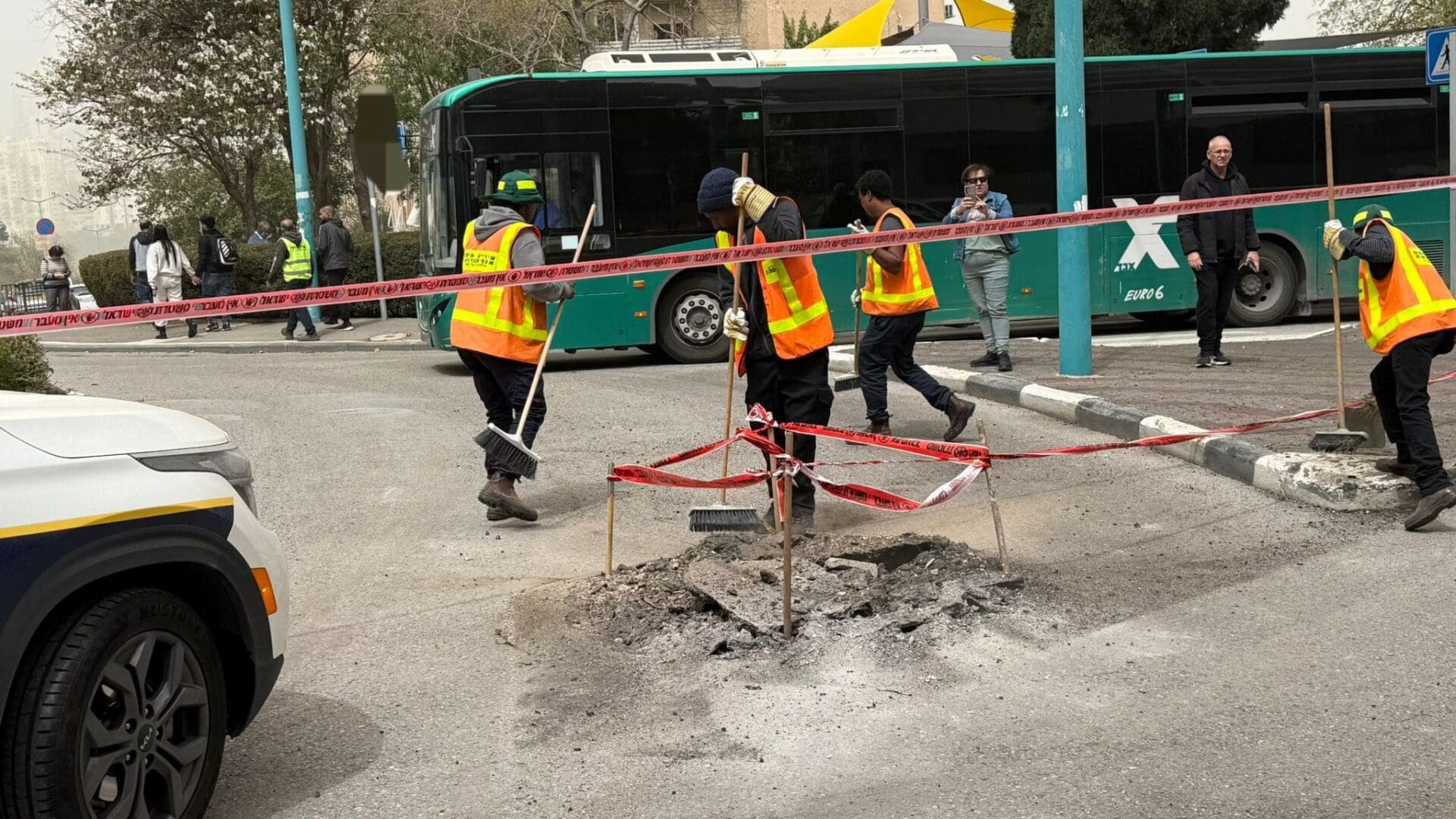 פגיעה של טיל איראני בכיכר חניתה (צילומים: ראובן כהן, דוברות עיריית חיפה)