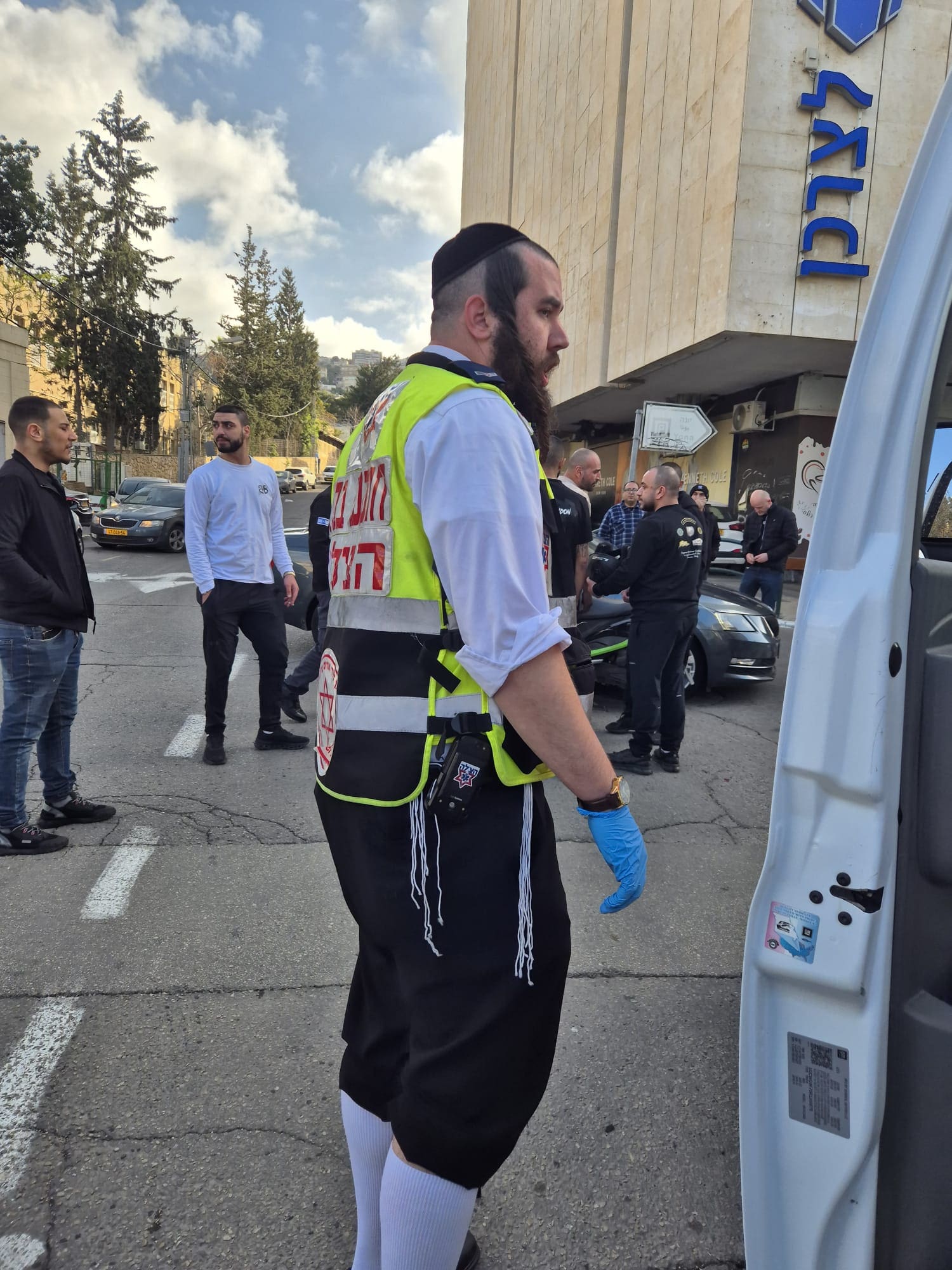 תאונת דרכים בין אופנוע לרכב פרטי בחיפה (צילום: ארגון הצלה)
