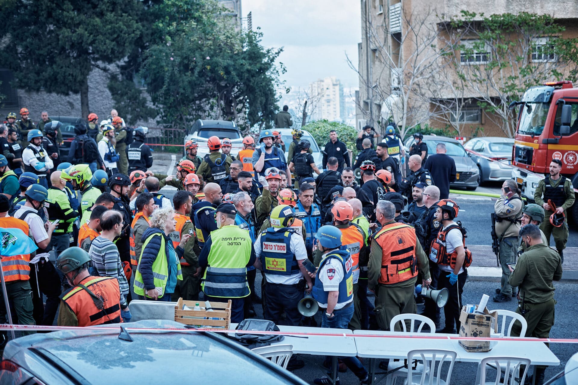 צוותי החילוץ בכניסה לזירת ההרס ברחוב שמשון - פגיעת טיל איראני ברחוב שמשון בחיפה 5 לאפריל 2026 (צילום: שרון לייבל)