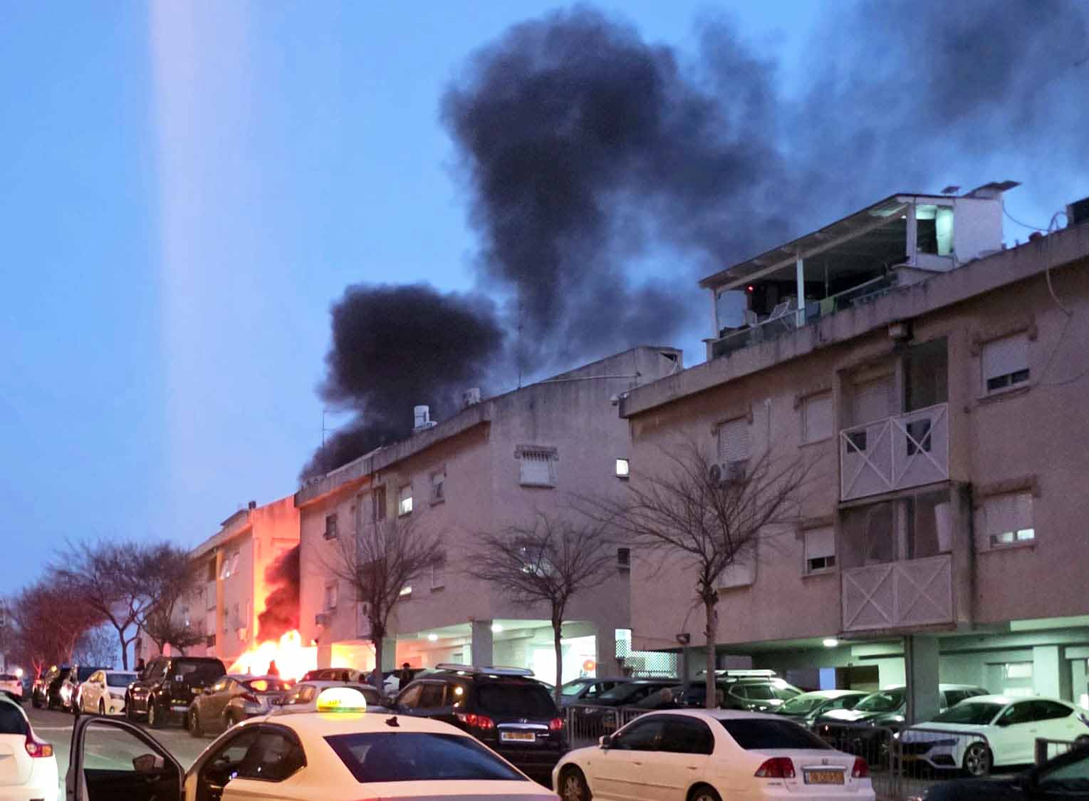 פגיעה במבנה ואש שהתלקחה - נפילת פצצת מצרר בחיפה- היום ה-38 של המערכה מול איראן – 6/4/26 (צילום: איחוד הצלה)