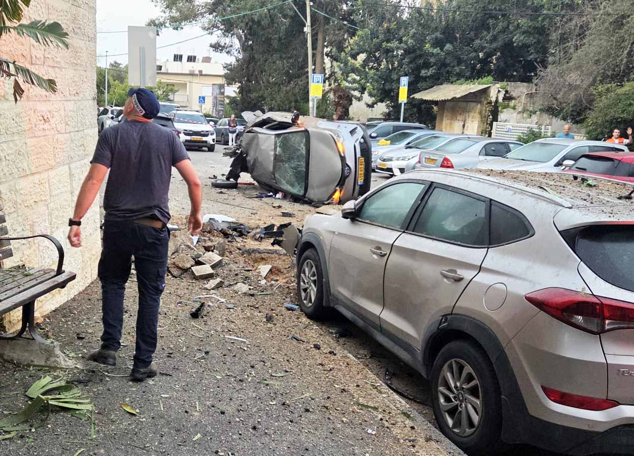 פגיעה בכלי רכב - נפילת פצצת מצרר בחיפה: היום ה-38 של המערכה מול איראן – 6/4/26 (צילום: איחוד הצלה)