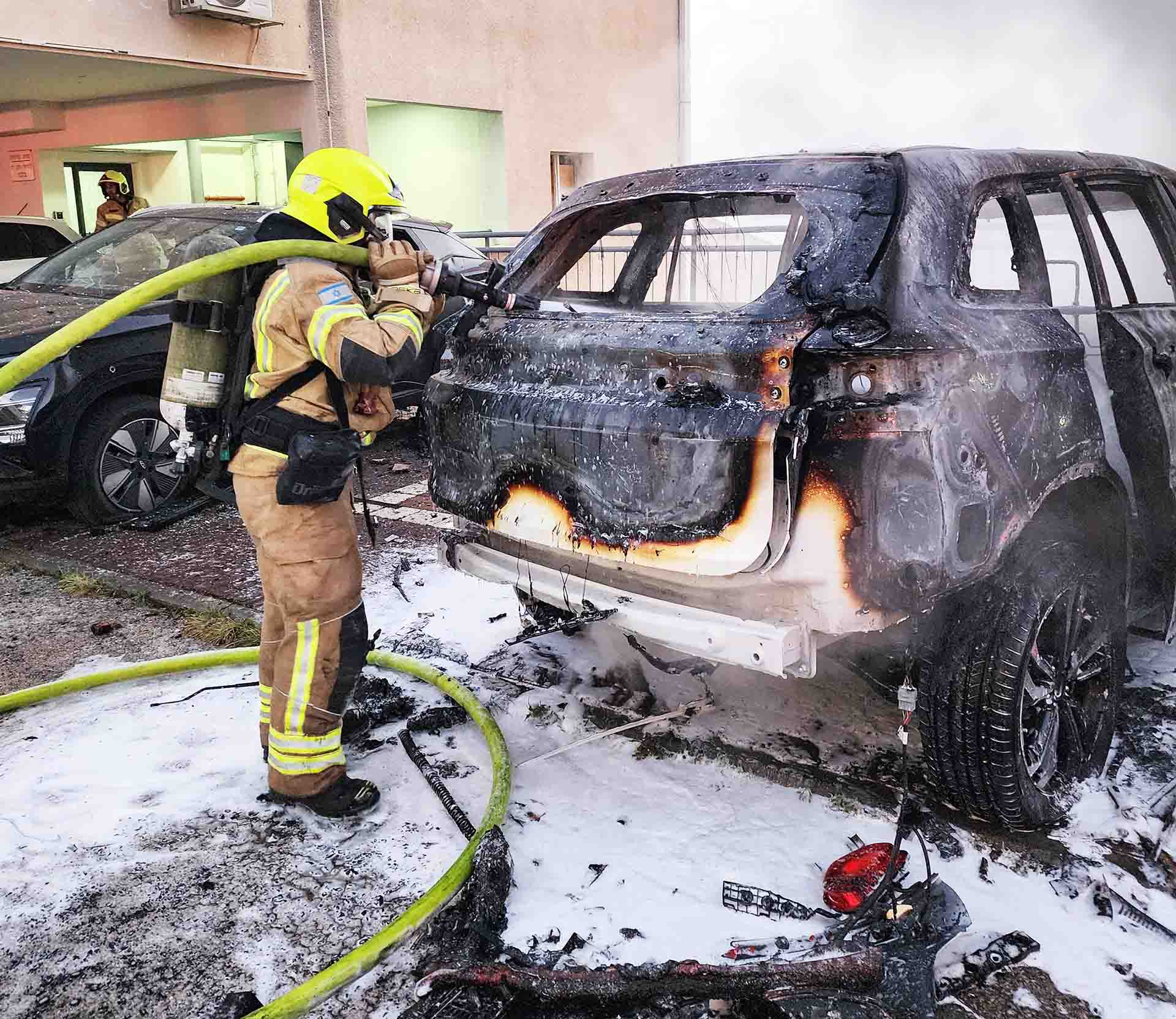 פגיעה בכלי רכב - נפילת פצצת מצרר בחיפה: היום ה-38 של המערכה מול איראן – 6/4/26 (צילום: כבאות והצלה)