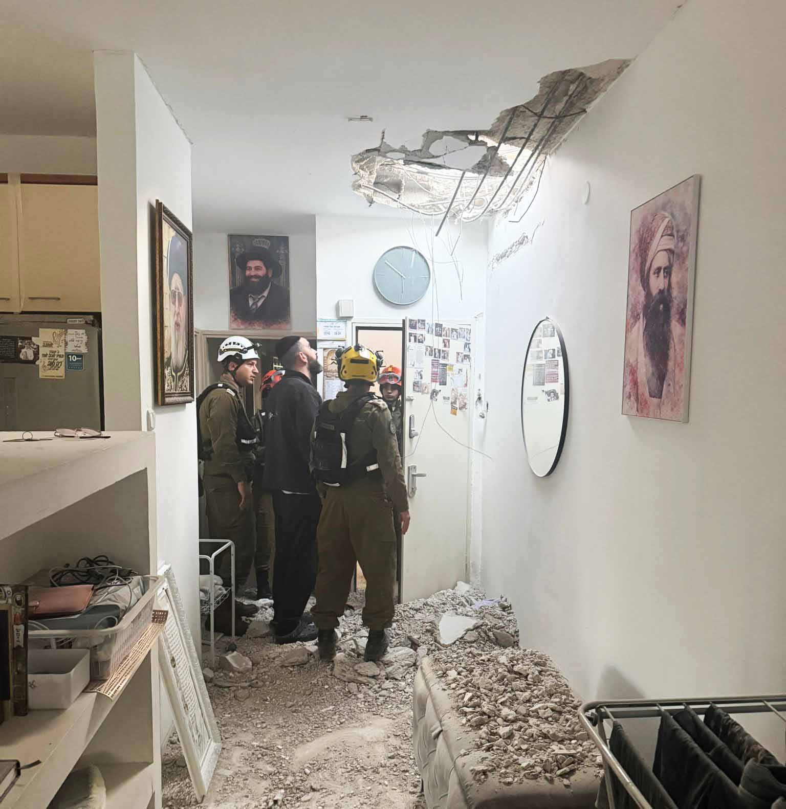 פגיעה בדירה בחיפה - טיל מצרר מאיראן - 6.4.26 (צילום - עיריית חיפה)
