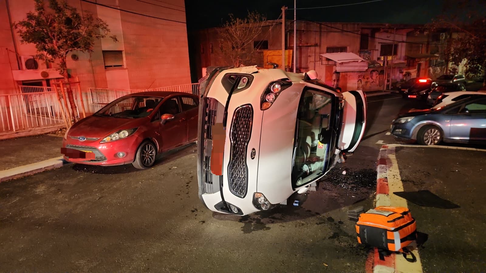 רכב התהפך על צידו בחיפה (צילום: כבאות והצלה)