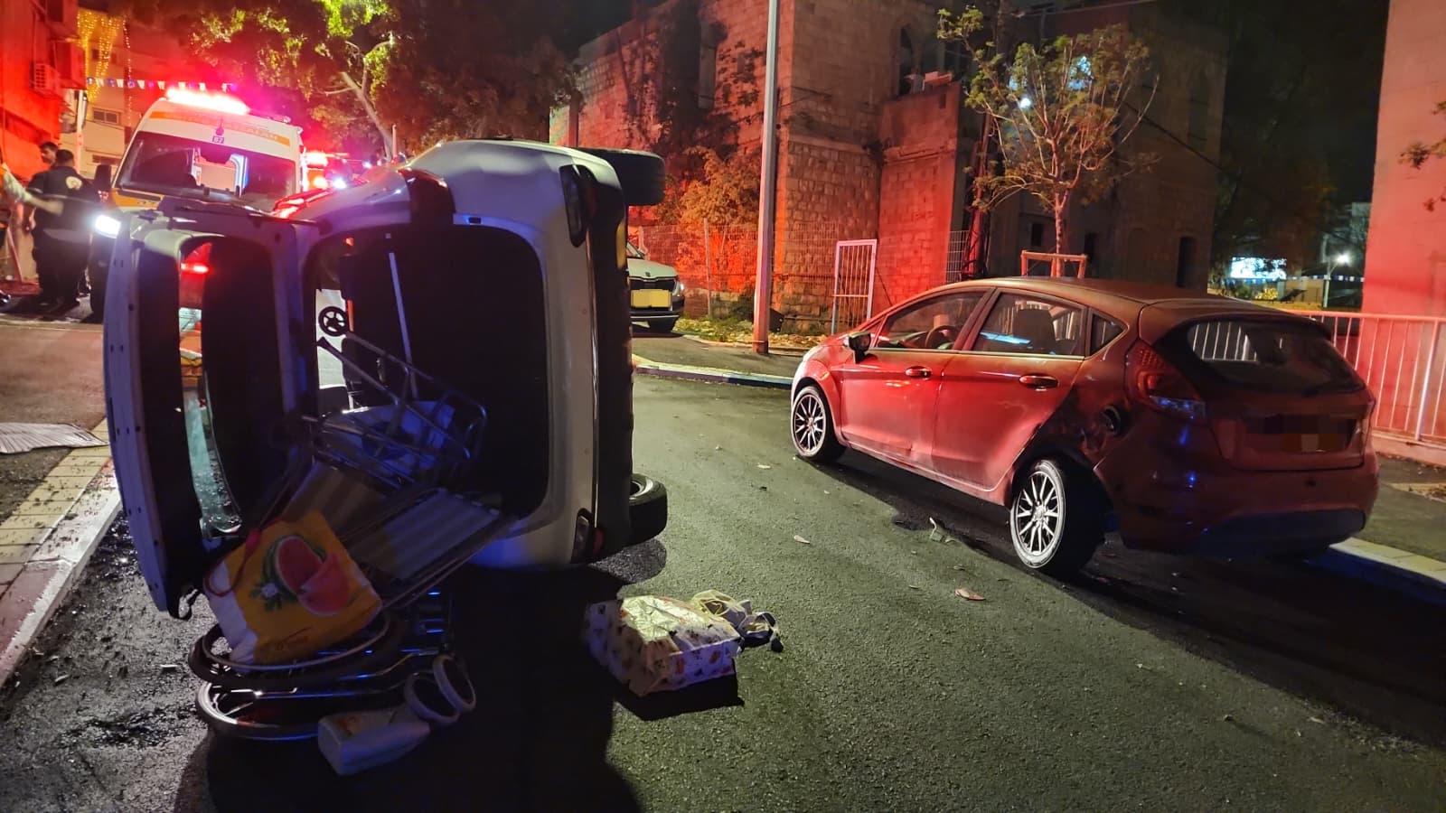 רכב התהפך על צידו בחיפה (צילום: כבאות והצלה)