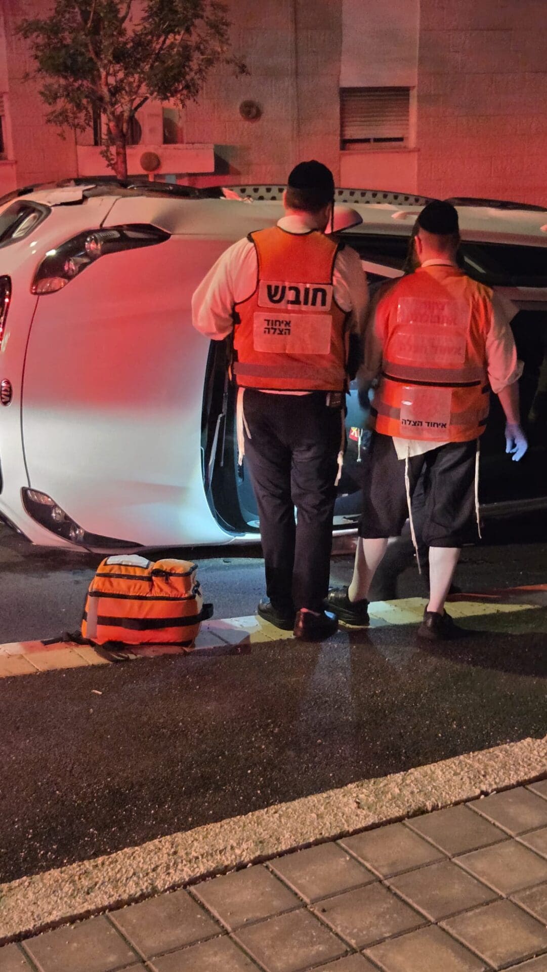 רכב התהפך בחיפה (צילום: איחוד הצלה) 