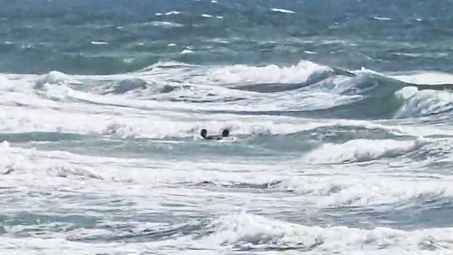 מצילים הצילו שני צעירים מטביעה בחוף דדו-זמיר בחיפה (שחו בים סוער כשהחופים בכלל סגורים) 10/4/26 (צילום: עיריית חיפה)