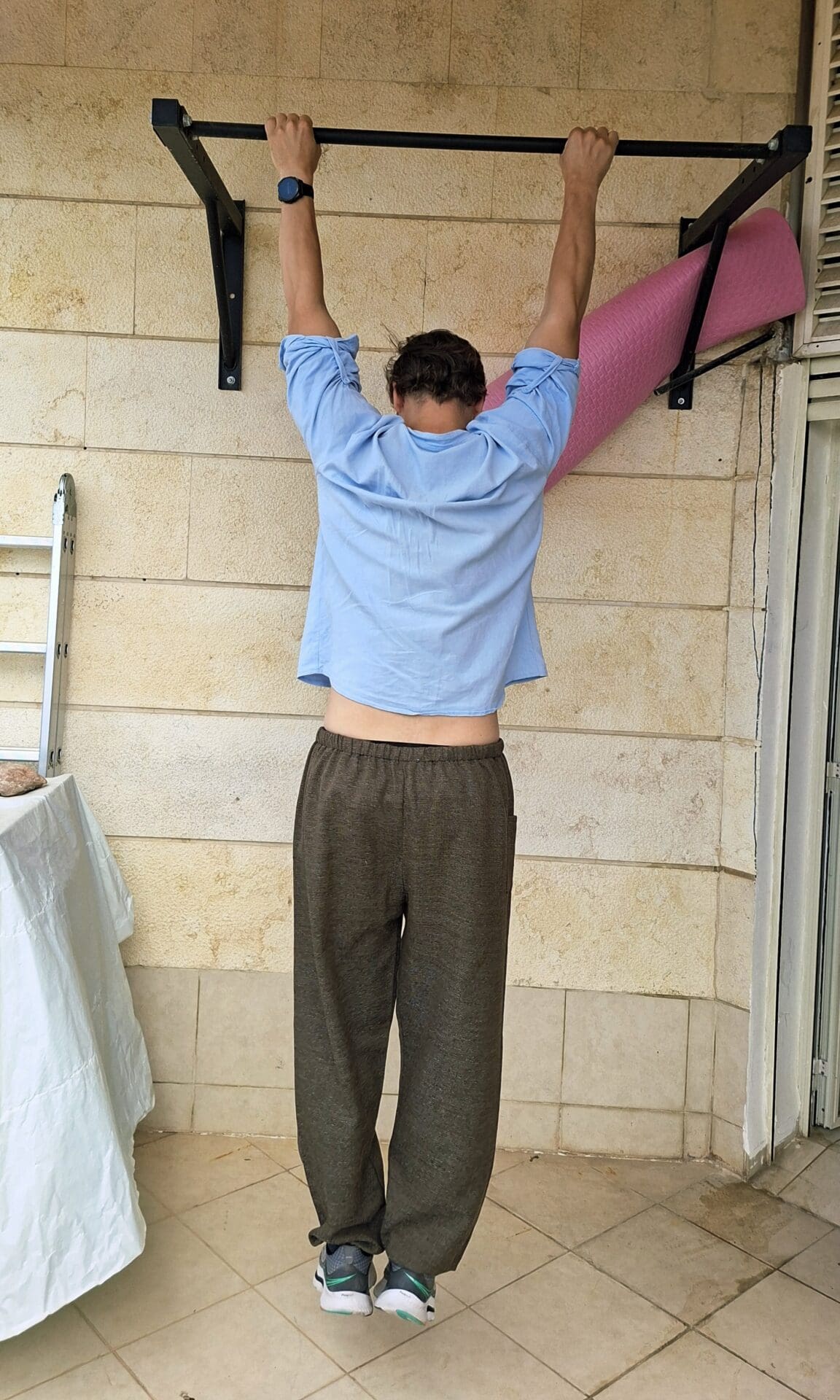 בבית איוון איוושין - במרפסת - פינת הספורט ובה גם מוט מתח (צילום: רחלי אורבך)