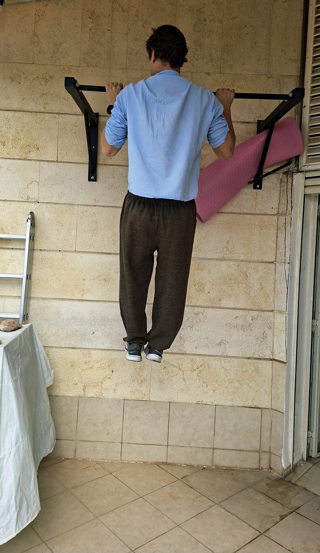 בבית איוון איוושין - במרפסת - מוט מתח - תרגול כוח לקראת ריצת שטח (צילום: רחלי אורבך)