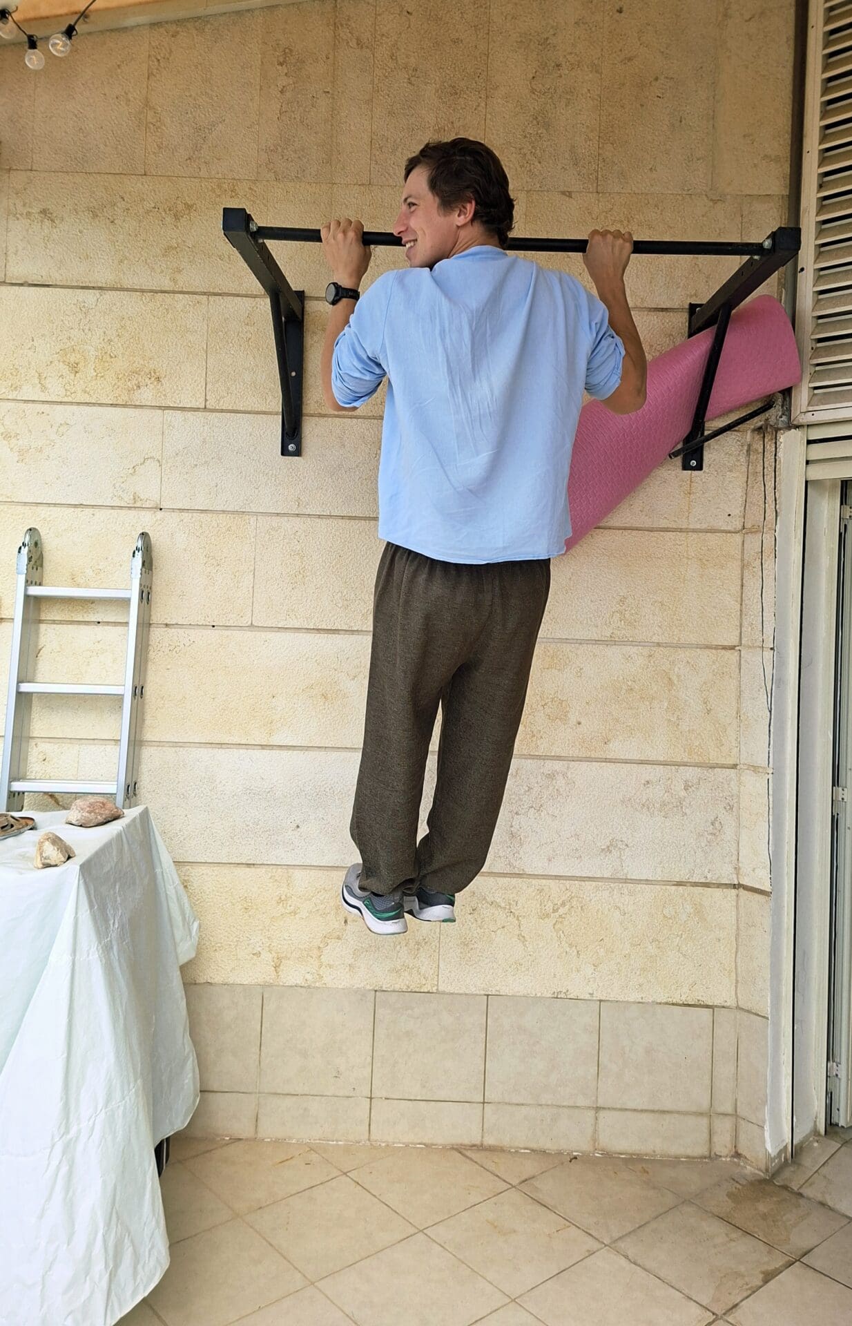 בבית איוון איוושין - במרפסת - בין אופק הגוף לאופק הים (צילום: רחלי אורבך)