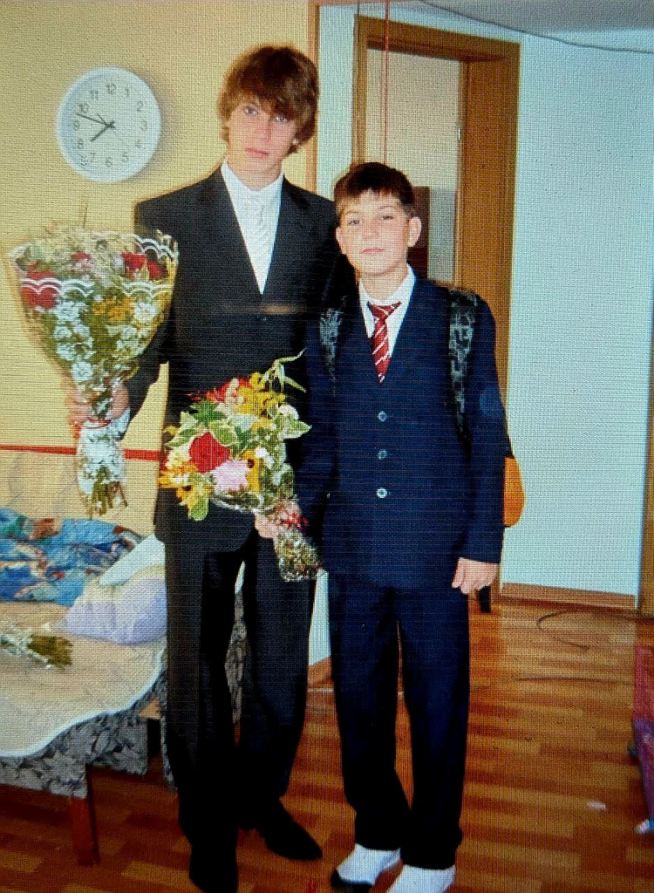 איוון איוושין - אחים בתלבושת בית הספר לקראת פתיחת שנה"ל (צילום: אלבום פרטי, משפ' איוושין)