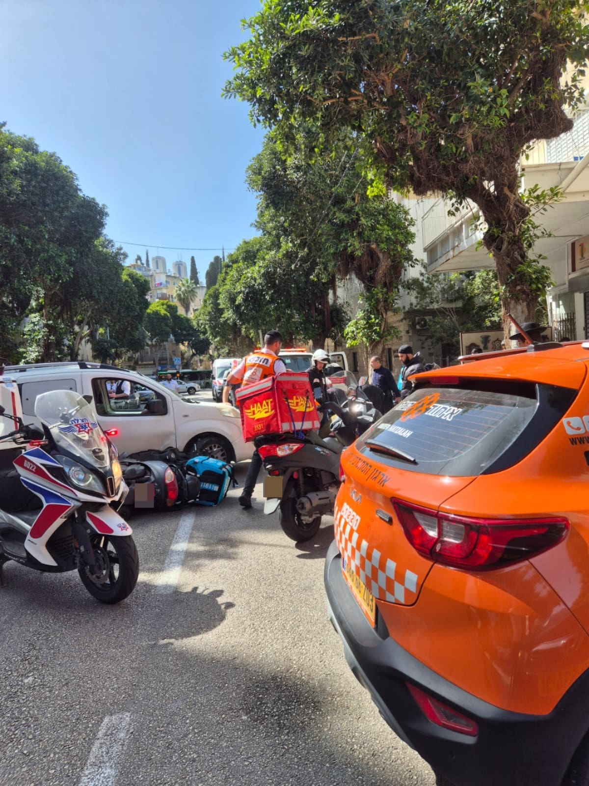 תאונה בין רכב פרטי לקטנוע (צילום: איחוד הצלה)