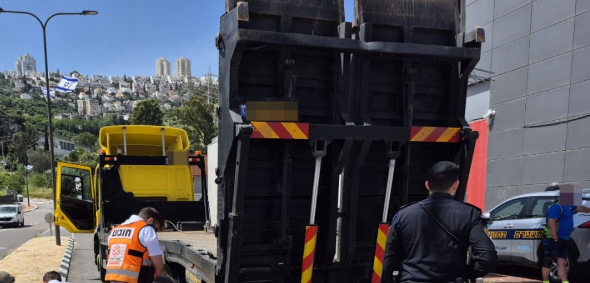פגיעה של משאית בהולכת רגל בנשר (צילום: איחוד הצלה)