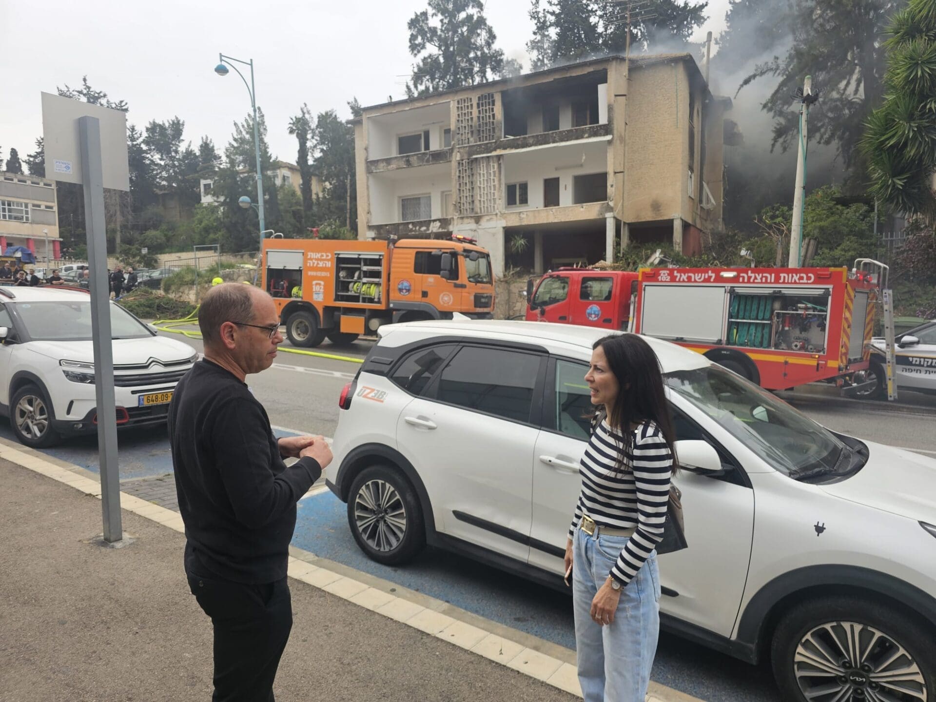 מנכ"ל המרכז הרפואי בני ציון פרופ' אוהד הוכמן בקרבת מקום השריפה (צילום: מרכז רפואי בני ציון)
