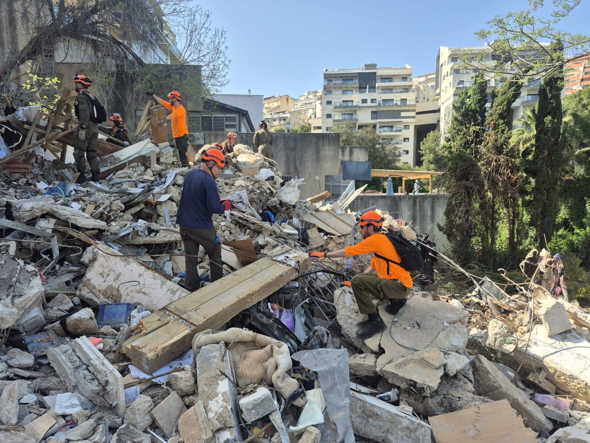מתנדבי יחידת החילוץ העירונית בבניין שנפגע ברחוב שמשון (צילום: עיריית חיפה)