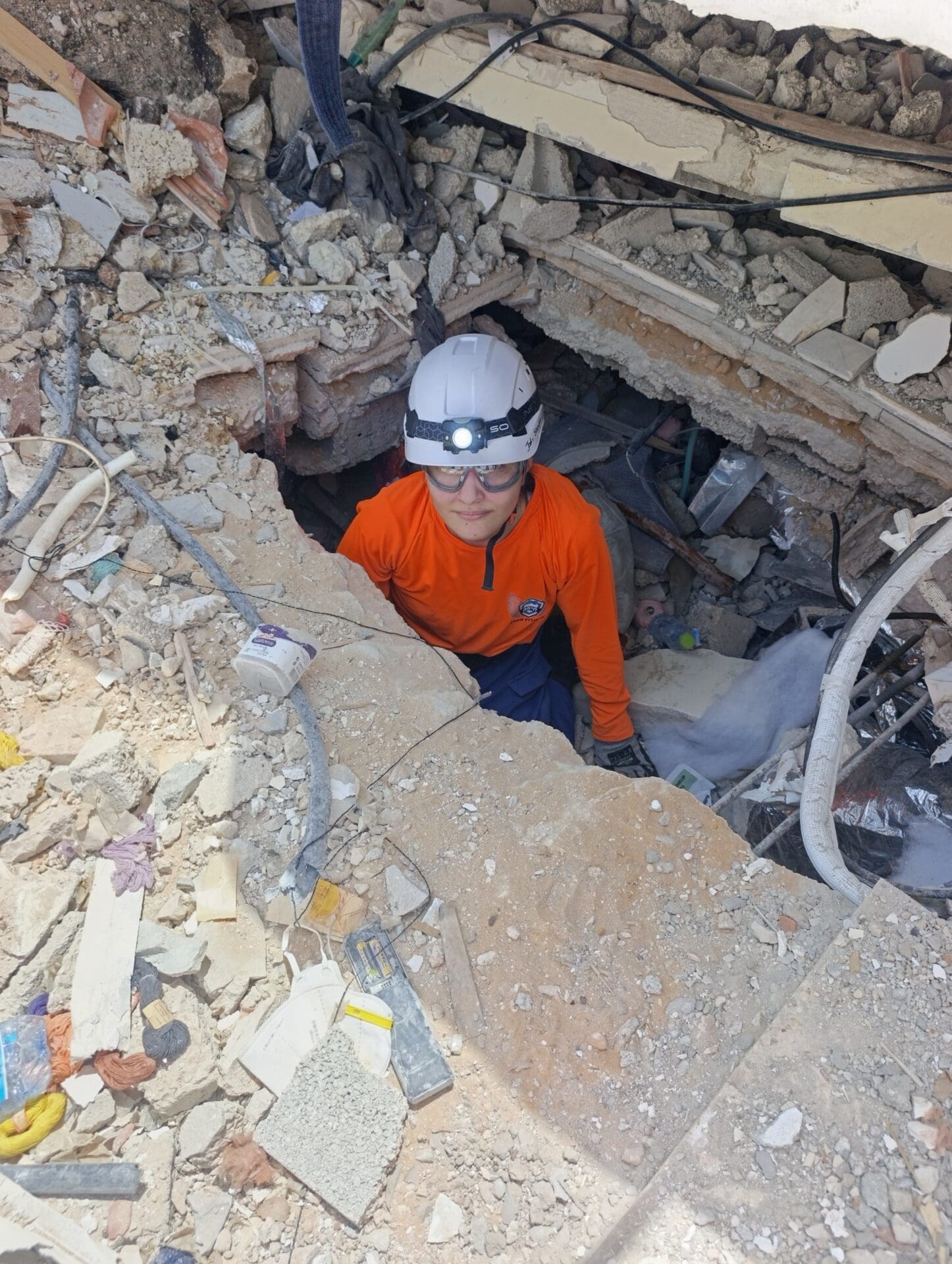 מתנדבי יחידת החילוץ העירונית בבניין שנפגע ברחוב שמשון (צילום: עיריית חיפה)