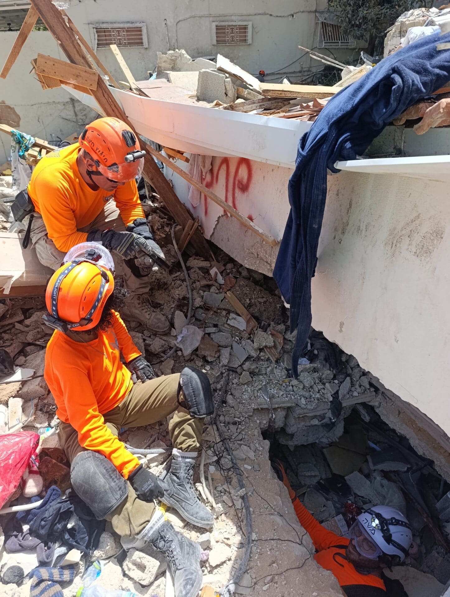 מתנדבי יחידת החילוץ העירונית בבניין שנפגע ברחוב שמשון (צילום: עיריית חיפה)