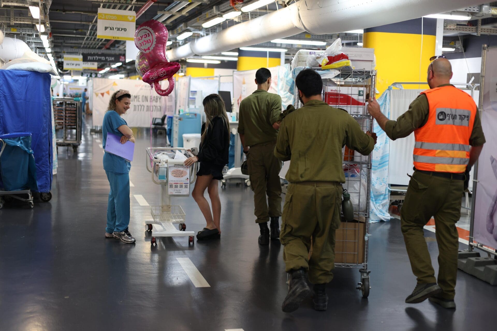 יולדת ותינוקה עוברים למחלקת היולדות מעל פני הקרקע (צילום: רמב
