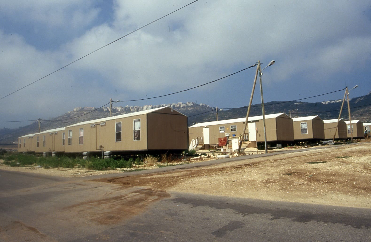 קרוואנים לעולים חדשים, חיפה 1993, האוספים הדיגיטליים – ספריית יונס וסוראיה נזריאן,(צילום: צבי הראל)