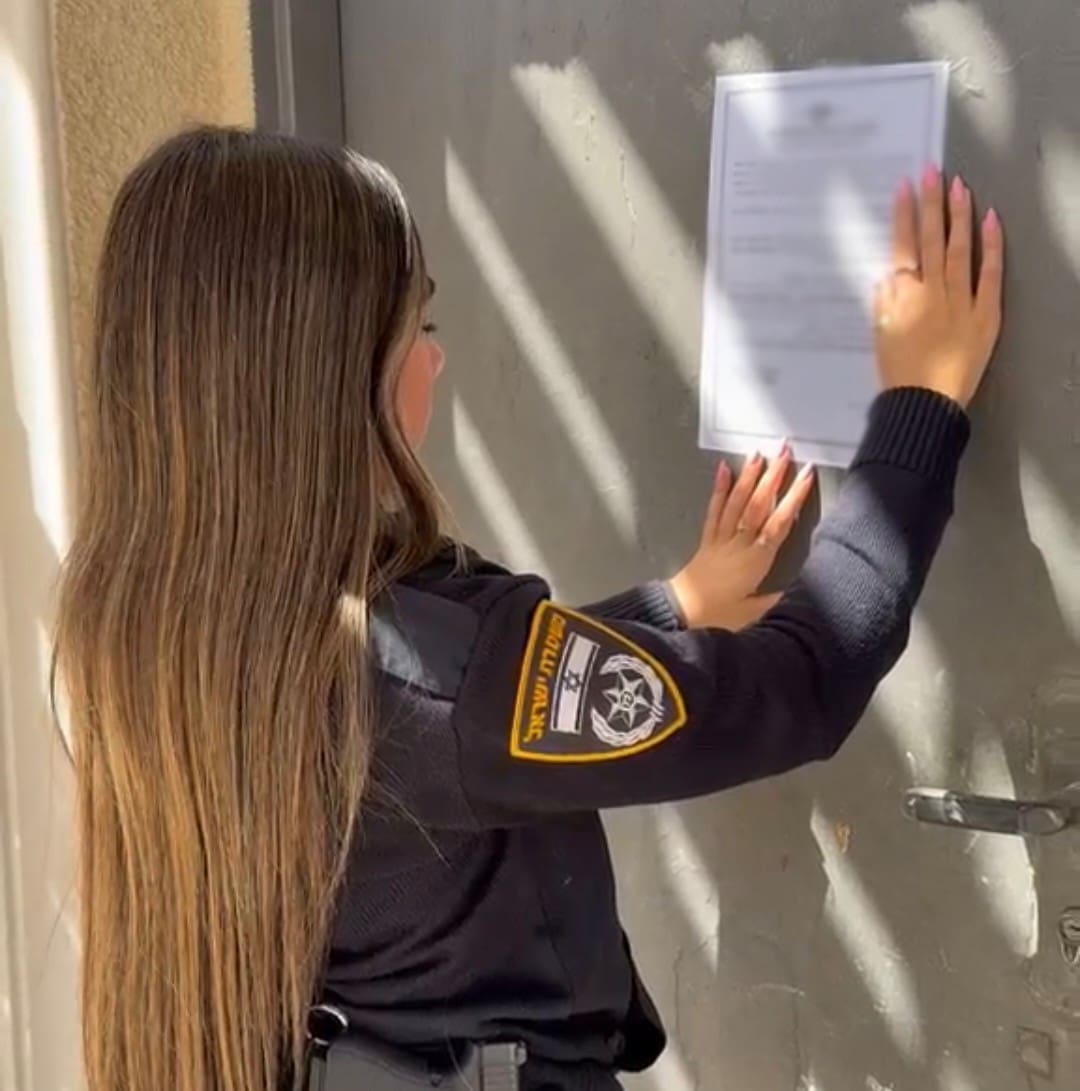 צו סגירה לבניין בהדר (צילום: משטרת ישראל)