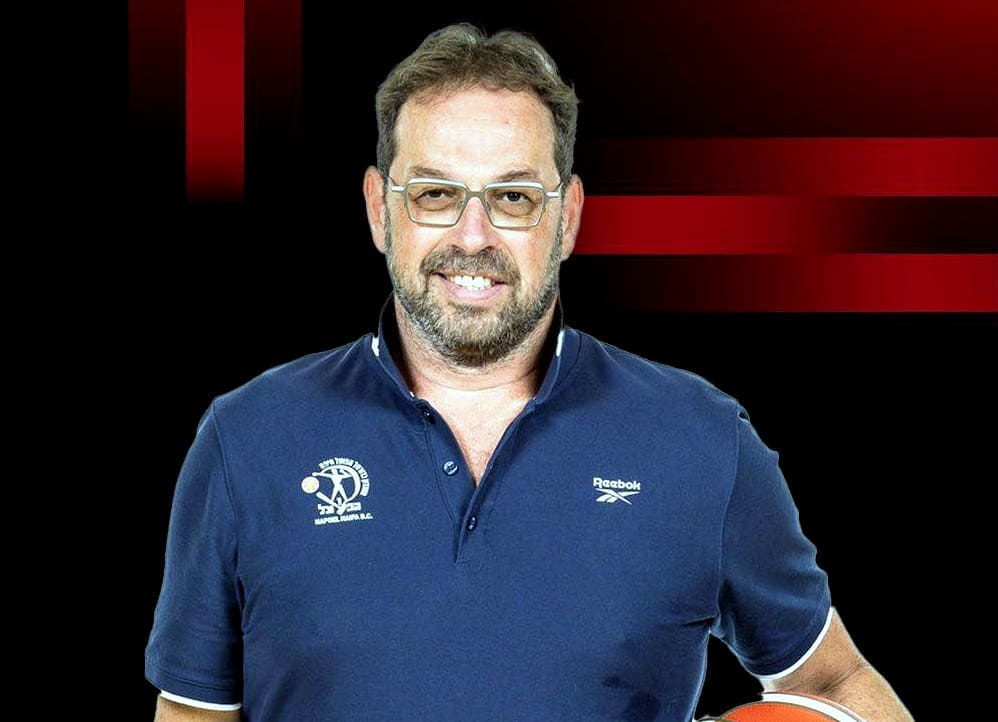 בצל המלחמה: שרון דרוקר חזר הביתה ויהיה מאמן הפועל חיפה בכדורסל (צילום: מועדון הכדורסל הפועל שובל חיפה הר אדיר).