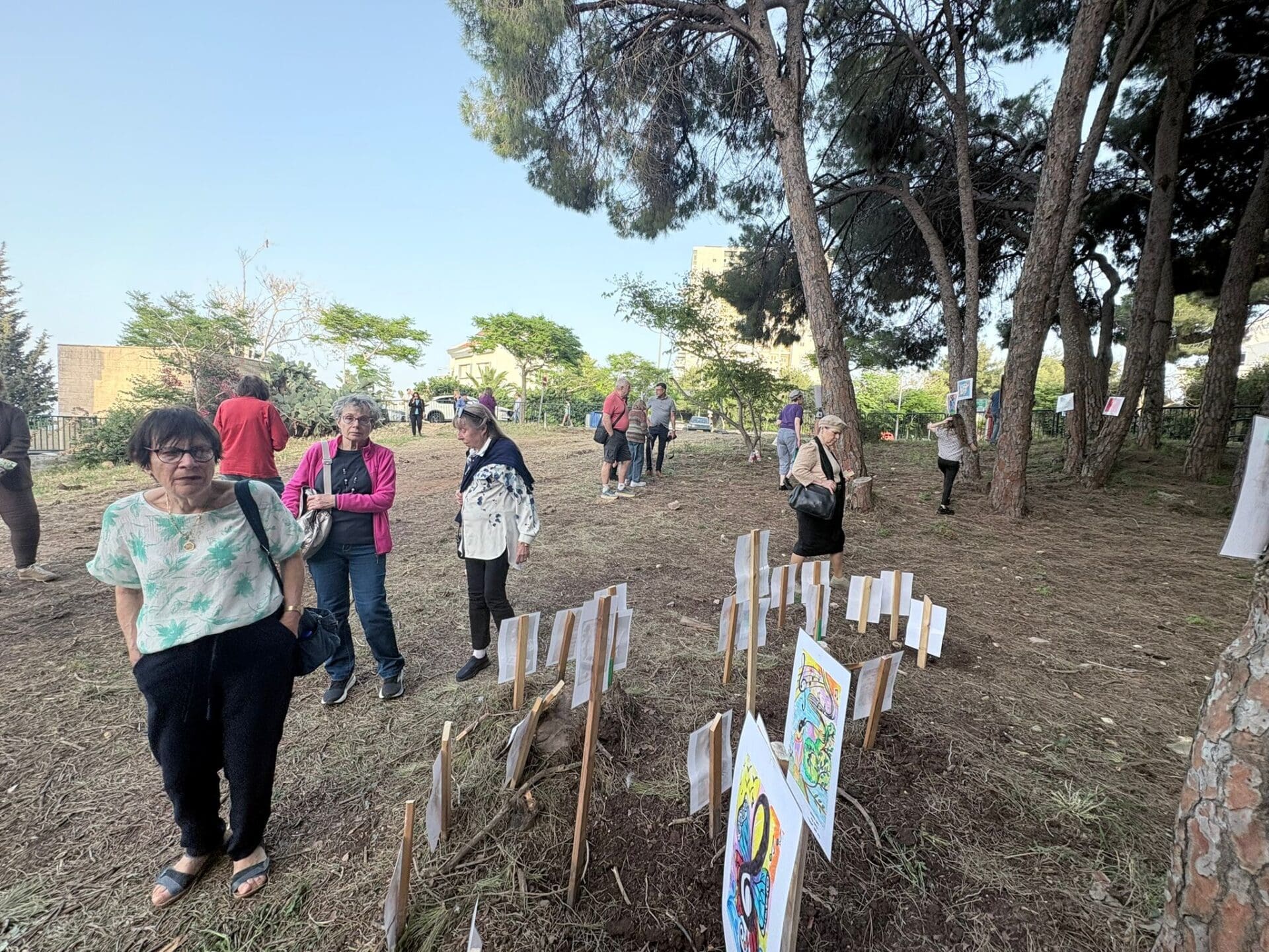 תושבי השכונה והשכנים בחורשה לזכרה של משפחת גרשוביץ (צילום: מיכל גרובר)