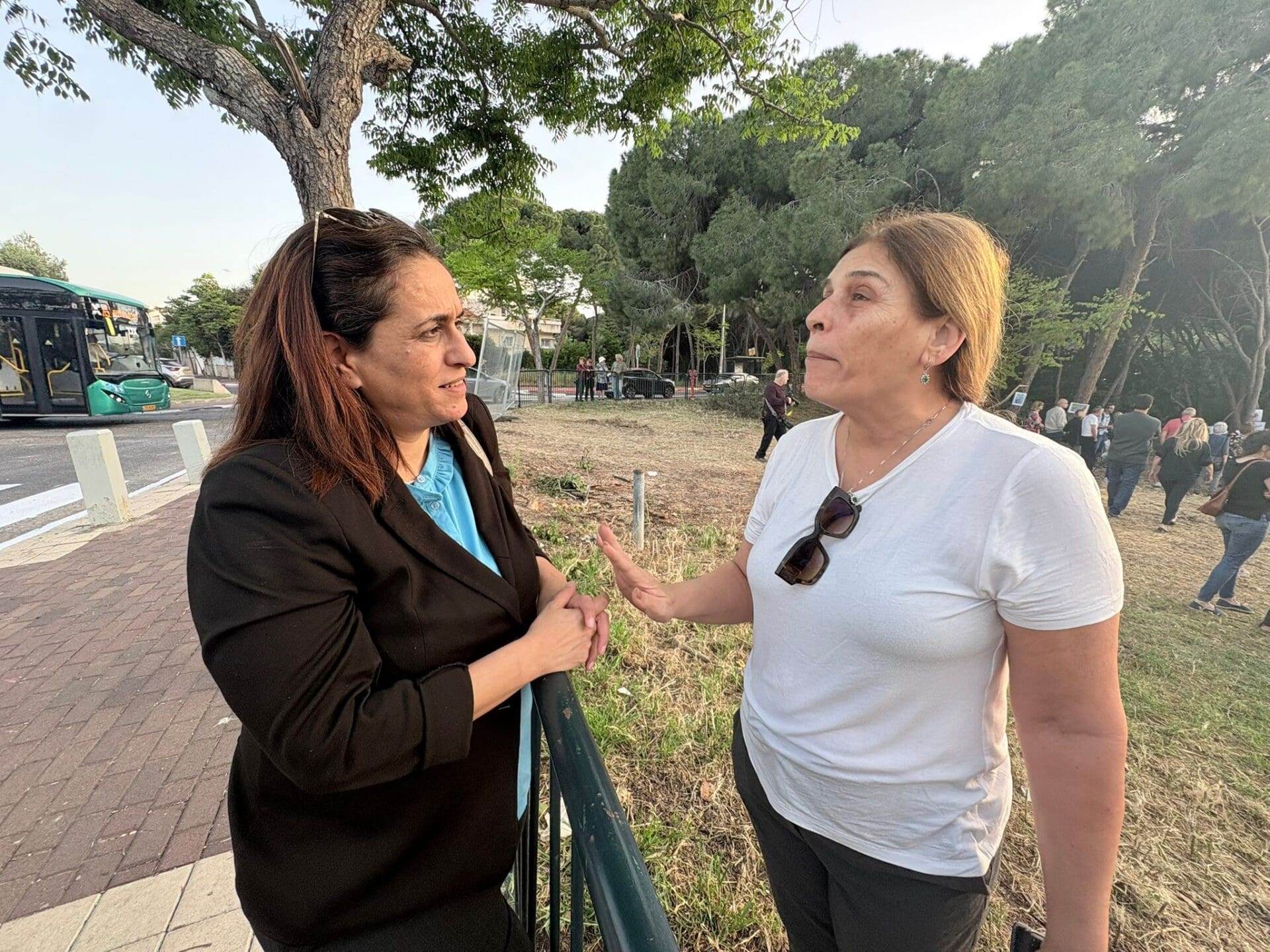 סגנית ראש העיר שרית גולן שטיינברג ועו"ד ותושבת השכונה עו"ד ליזי זאב בן-עמי (צילום: מיכל גרובר)