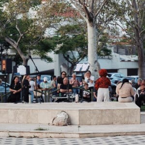 תושבים, נפגעי טרור, פינוי, בניין מגורים, פגיעת טיל, מלחמה, עורף, גינה ציבורית, פארק, פנאי, קהילה, תמיכה, חוץ, יום, שגרה בצל מלחמה, רחוב שמשון, התאוששות, הליכה, שהייה בחוץ, מרחב עירוני, אזרחים, שאגת האריה, ניצולים, הרוגים, טקס זכרון