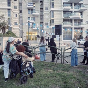 תושבים, נפגעי טרור, פינוי, בניין מגורים, פגיעת טיל, מלחמה, עורף, גינה ציבורית, פארק, פנאי, קהילה, תמיכה, חוץ, יום, שגרה בצל מלחמה, רחוב שמשון, התאוששות, הליכה, שהייה בחוץ, מרחב עירוני, אזרחים, שאגת האריה, ניצולים, הרוגים, טקס זכרון