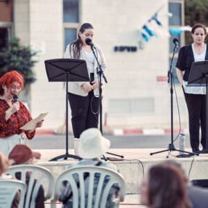 תושבים, נפגעי טרור, פינוי, בניין מגורים, פגיעת טיל, מלחמה, עורף, גינה ציבורית, פארק, פנאי, קהילה, תמיכה, חוץ, יום, שגרה בצל מלחמה, רחוב שמשון, התאוששות, הליכה, שהייה בחוץ, מרחב עירוני, אזרחים, שאגת האריה, ניצולים, הרוגים, טקס זכרון