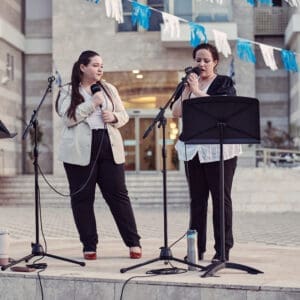 תושבים, נפגעי טרור, פינוי, בניין מגורים, פגיעת טיל, מלחמה, עורף, גינה ציבורית, פארק, פנאי, קהילה, תמיכה, חוץ, יום, שגרה בצל מלחמה, רחוב שמשון, התאוששות, הליכה, שהייה בחוץ, מרחב עירוני, אזרחים, שאגת האריה, ניצולים, הרוגים, טקס זכרון