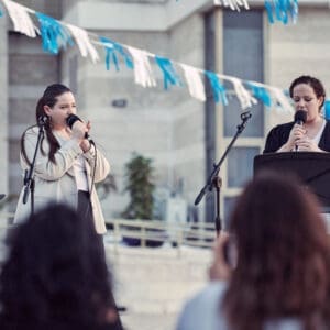 תושבים, נפגעי טרור, פינוי, בניין מגורים, פגיעת טיל, מלחמה, עורף, גינה ציבורית, פארק, פנאי, קהילה, תמיכה, חוץ, יום, שגרה בצל מלחמה, רחוב שמשון, התאוששות, הליכה, שהייה בחוץ, מרחב עירוני, אזרחים, שאגת האריה, ניצולים, הרוגים, טקס זכרון