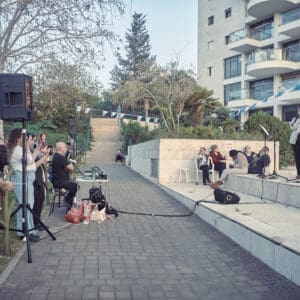 תושבים, נפגעי טרור, פינוי, בניין מגורים, פגיעת טיל, מלחמה, עורף, גינה ציבורית, פארק, פנאי, קהילה, תמיכה, חוץ, יום, שגרה בצל מלחמה, רחוב שמשון, התאוששות, הליכה, שהייה בחוץ, מרחב עירוני, אזרחים, שאגת האריה, ניצולים, הרוגים, טקס זכרון