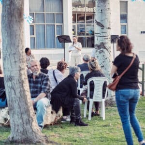 תושבים, נפגעי טרור, פינוי, בניין מגורים, פגיעת טיל, מלחמה, עורף, גינה ציבורית, פארק, פנאי, קהילה, תמיכה, חוץ, יום, שגרה בצל מלחמה, רחוב שמשון, התאוששות, הליכה, שהייה בחוץ, מרחב עירוני, אזרחים, שאגת האריה, ניצולים, הרוגים, טקס זכרון